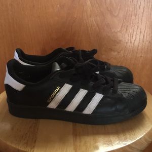 Black and white superstar adidas 🤪